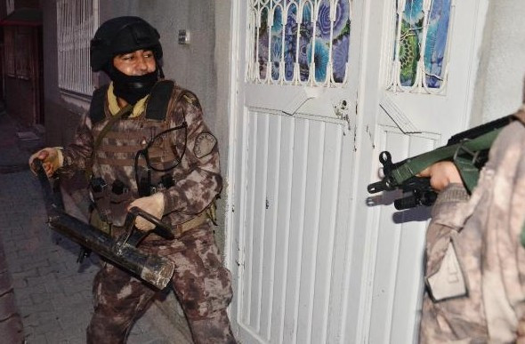 Kapıları koçbaşıyla kırıp bastılar bu halde yakaladılar - Resim: 1