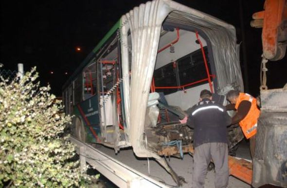 Seyir halindeki İETT otobüsü ikiye bölündü! - Resim: 1