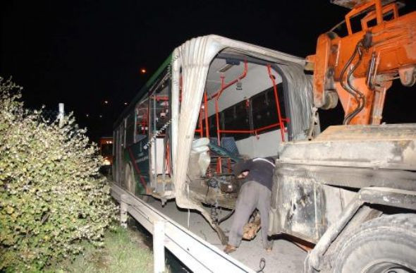 Seyir halindeki İETT otobüsü ikiye bölündü! - Resim: 3