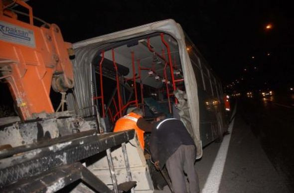 Seyir halindeki İETT otobüsü ikiye bölündü! - Resim: 4