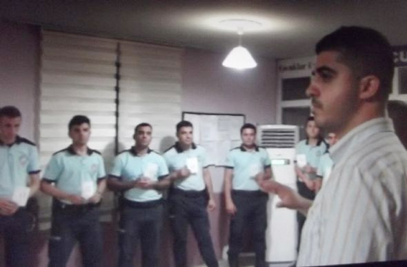 Polisleri böyle sıraya dizdiler - Resim: 4