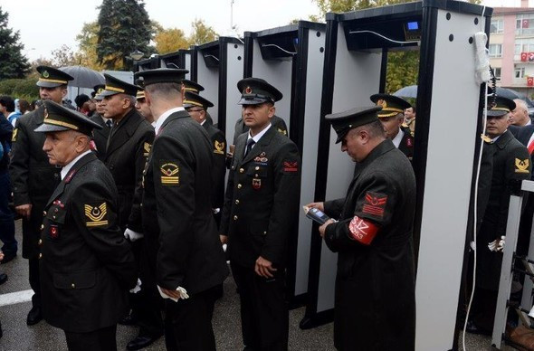 Anıtkabir'de yoğun güvenlik önlemi askerler didik didik arandı! - Resim: 1