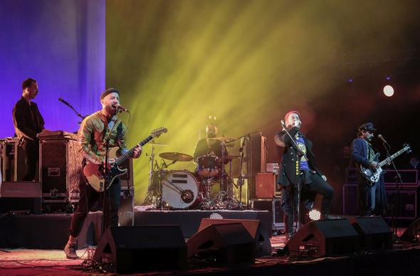 Eşinin konserinde neye uğradığını şaşırdı! - Resim: 4