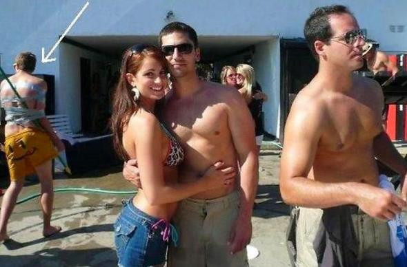 Fotoğraf çektiriyorlardı bir anda arkada belirdi yok artık  - Resim: 1