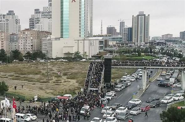  İstanbul Kitap Fuarı'nda hafta sonu yoğunluğu üst geçitler kilitlendi - Resim: 4