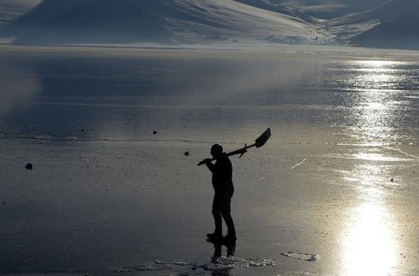 Tamamen dondu! Balıkçılar sandallarını kıyıya çekti - Resim: 2