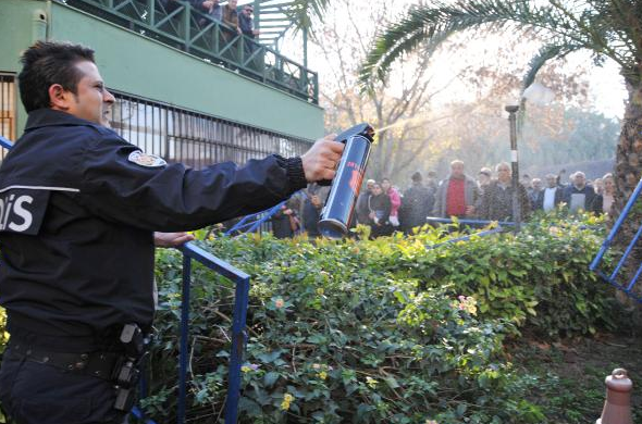 Ortalık fena karıştı! Demirlikler havada uçuştu - Resim: 1