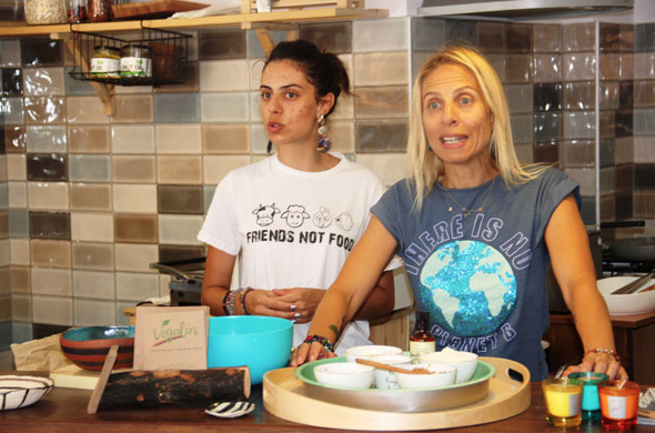 Görenler şaşıp kaldı! Ünlü şarkıcı garsonluk yapıyor - Resim: 4