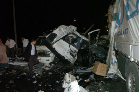 Korkunç kazada yolcular tarlalara saçıldı! - Resim: 2