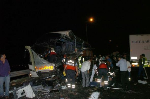 Korkunç kazada yolcular tarlalara saçıldı! - Resim: 4