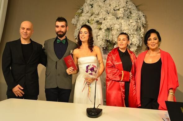 Türkan Şoray nikah şahidi oldu Zeynep Casalini kızı Ceren Sarp'ı evlendirdi - Resim: 1