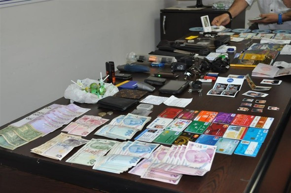 İşte Atalay Filiz'in çantasından çıkanlar! Detaya dikkat - Resim: 1