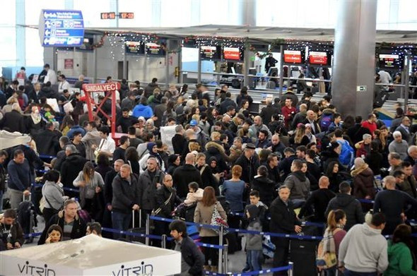 Kar hava ulaşımını vurdu! İnsanlar saatlerdir bekliyor - Resim: 3