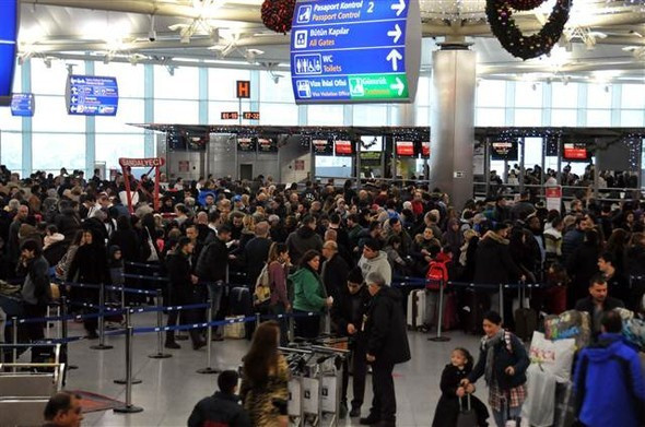 Kar hava ulaşımını vurdu! İnsanlar saatlerdir bekliyor - Resim: 4