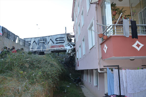 Şok olay! TIR, 3 kattaki evin yatak odasına girdi! - Resim: 2