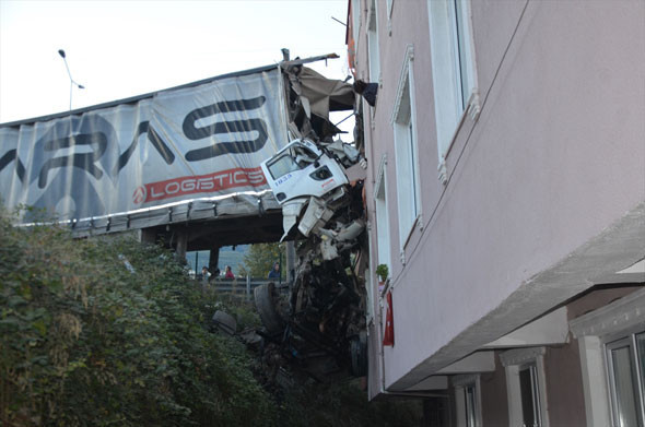 Şok olay! TIR, 3 kattaki evin yatak odasına girdi! - Resim: 4