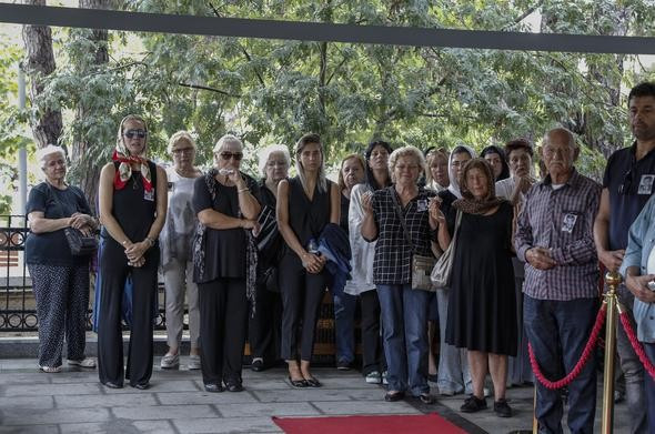 Kuzey Vargın'ın cenazesinde zor anlar! - Resim: 4