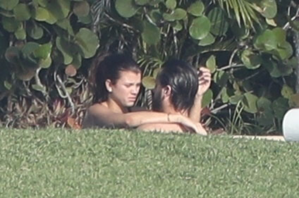 Fena yakalandılar! Kimselere aldırmadan öpüştüler - Resim: 2