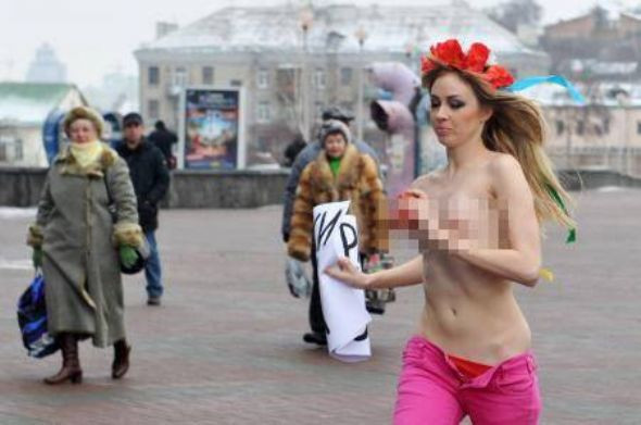 FEMEN bu kez Mübarek için soyundu! - Resim: 2