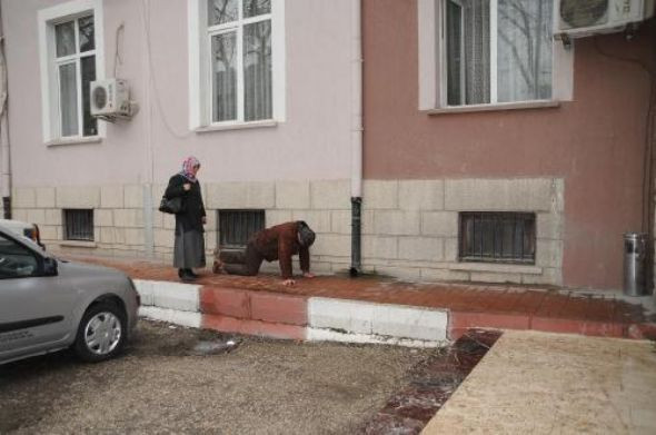 Valiye sürüne sürüne gitti! - Resim: 3