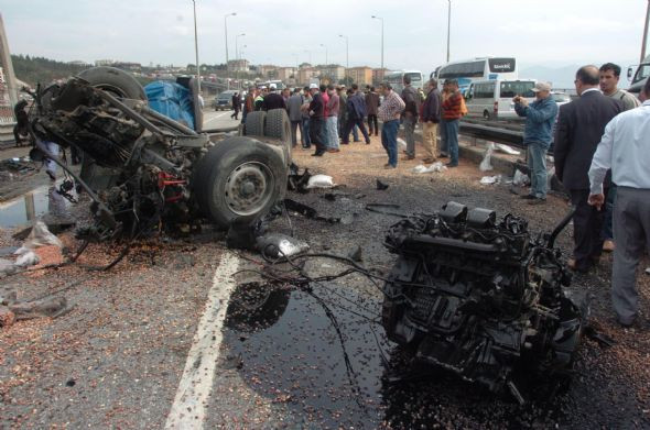 Fıstık yüklü TIR dört parçaya bölündü! - Resim: 1