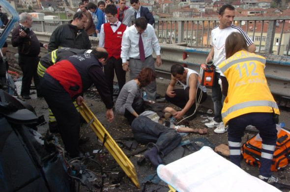 Fıstık yüklü TIR dört parçaya bölündü! - Resim: 3