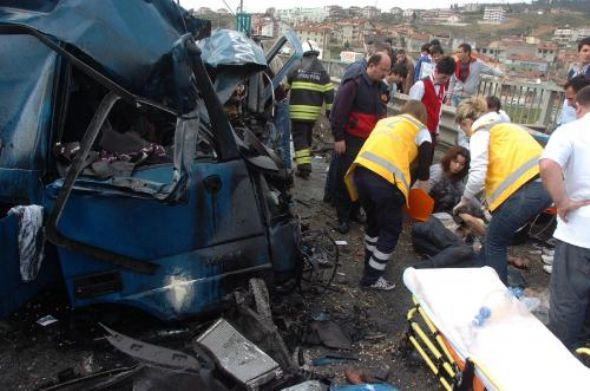 Fıstık yüklü TIR dört parçaya bölündü! - Resim: 4