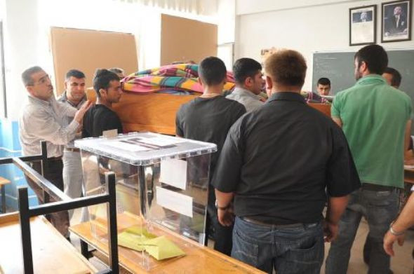 Sandık başında hayatını kaybetti - Resim: 1