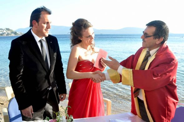 Plajda tanışıp, plajda evlendiler - Resim: 1