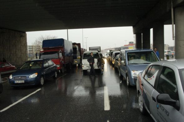 Metrobüs yolunda feci kaza - Resim: 3