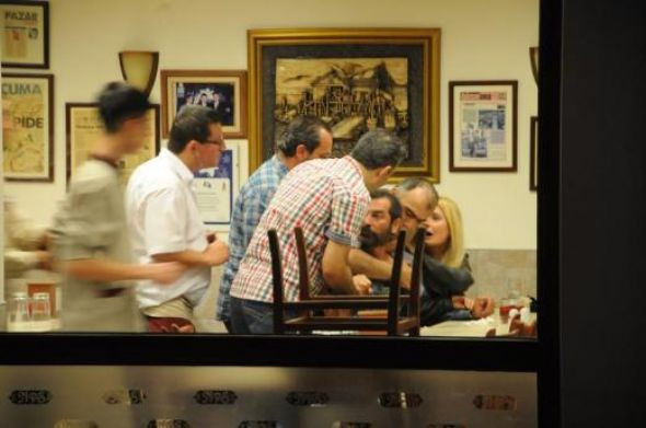 Ünlü oyuncuya çorbacıda feci dayak - Resim: 4