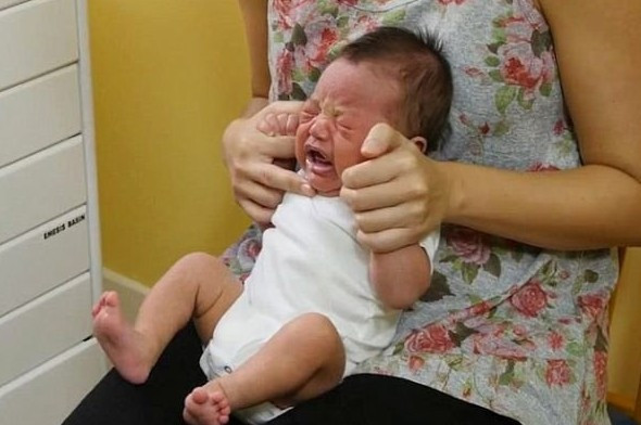 Bir dokunuşla bebeğin ağlamasını durduruyor... Mucizeye bakın! - Resim: 1