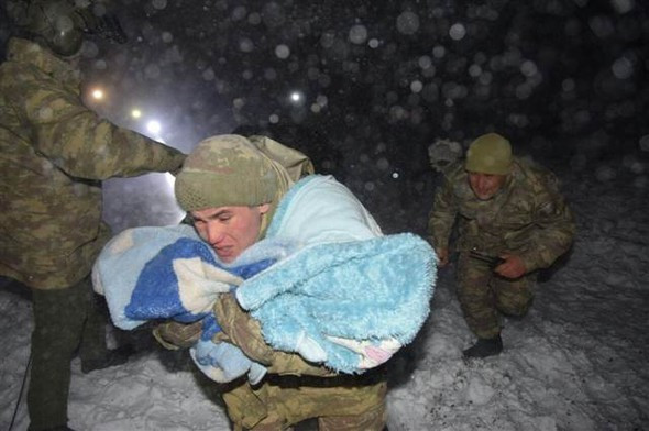 Süt kazanına düşen bebeğin yardımına asker koştu - Resim: 1