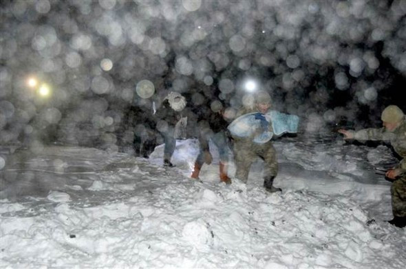 Süt kazanına düşen bebeğin yardımına asker koştu - Resim: 4