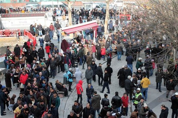 Nimet Abla önünde uzun kuyruk - Resim: 1