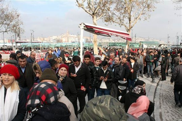 Nimet Abla önünde uzun kuyruk - Resim: 2