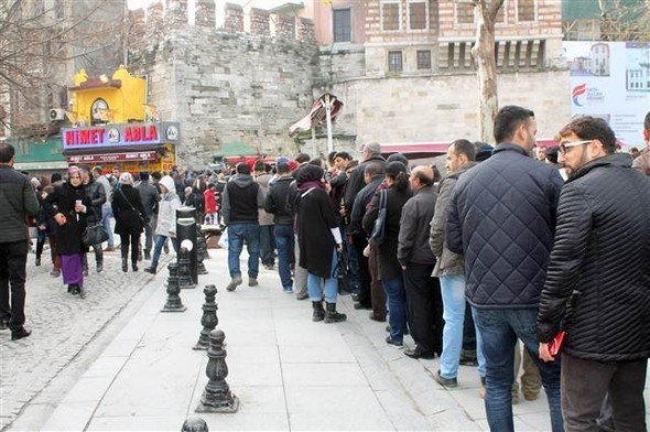 Nimet Abla önünde uzun kuyruk - Resim: 4