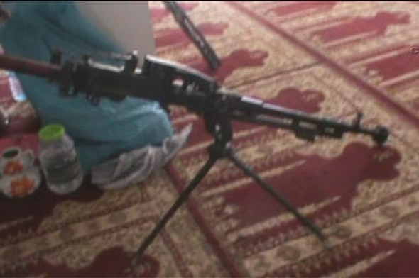 Teröristler caminin içinde... Bu görüntüler olay oldu! - Resim: 2