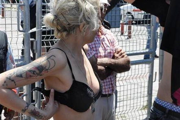 Herkes bir anda soyunmuştu! Polis o anı anlattı - Resim: 1