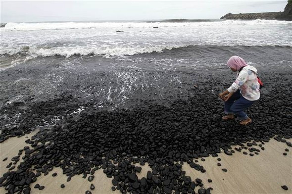 2 bin ton kömür sahile vurdu - Resim: 1