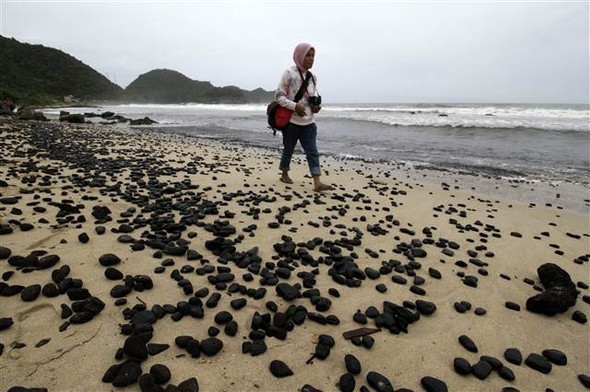 2 bin ton kömür sahile vurdu - Resim: 4