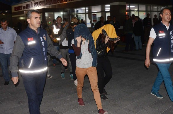 Gece yarısı mezarlığın yanında bu halde basıldılar! - Resim: 2