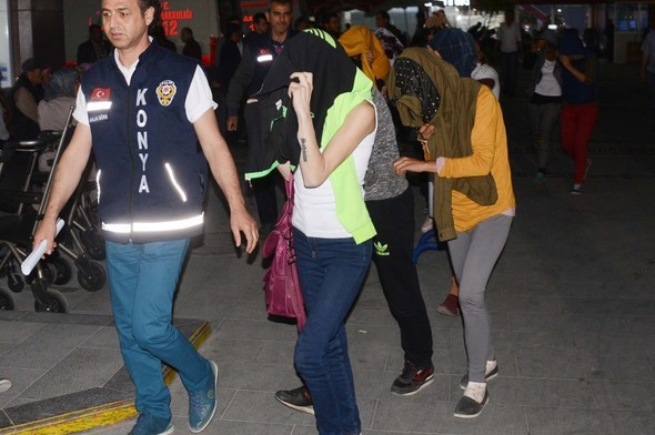 Gece yarısı mezarlığın yanında bu halde basıldılar! - Resim: 3