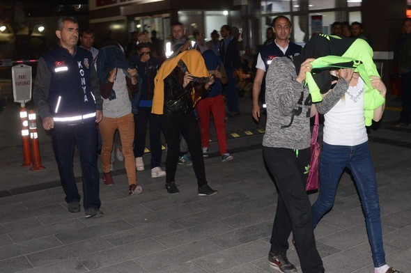 Gece yarısı mezarlığın yanında bu halde basıldılar! - Resim: 4