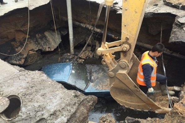 Çukura önce otomobil sonra kamyon düştü! - Resim: 4