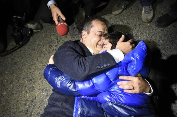 Sözcü gazetesi muhabiri tahliye edildi! Oğlu kapıda böyle karşıladı - Resim: 1