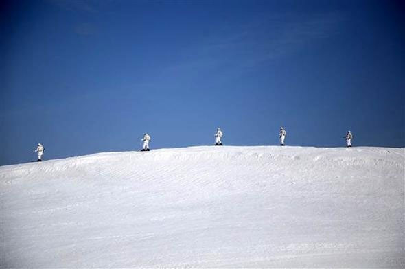 Dünyanın en zorlu eğitimi! 4 hafta karda yaşadılar! - Resim: 2