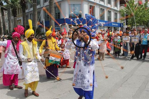Birbirlerini ezdiler izdiham yarattılar bakın ne için - Resim: 4