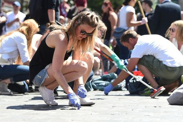 Hamburg'daki büyük tahribatı halk onarıyor! - Resim: 1