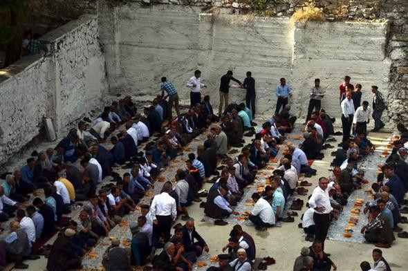 Böyle düğün görülmedi geline 100 bin TL altın takıldı! - Resim: 1